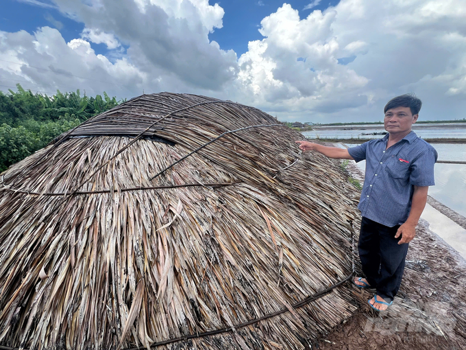 Ông Nguyễn Văn Sang bên đống muối dự trữ chờ giá. Ảnh: Trọng Linh.