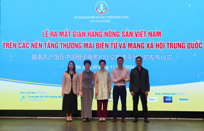 Leaders of the Agricultural Trade Promotion Center and Sunwah Gelafood Company inaugurating the Vietnamese agricultural products stall on Chinese e-commerce platforms and social media. Photo: Phi Yen.