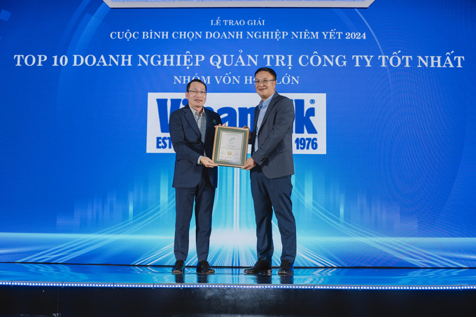 Đại diện Vinamilk (bên trái) đón nhận danh hiệu Top 10 Doanh nghiệp Quản trị công ty tốt nhất (nhóm vốn hóa lớn) năm thứ 10 liên tiếp. Ảnh: Đỗ Hưng.