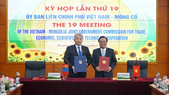 Minister Le Minh Hoan (right) and Minister Jadamba Enkhbayar signed the MOU of the 19th Session of the Vietnam-Mongolia Intergovernmental Committee. Photo: Linh Linh.