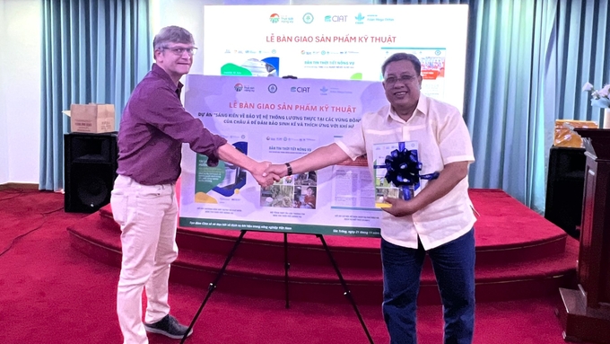 Mr. Kees Swaans, Head of the Asia Regional Climate Action Group at CIAT, handed over the technical product to the representative of the Crop Production Department leadership. Photo: Kim Anh.