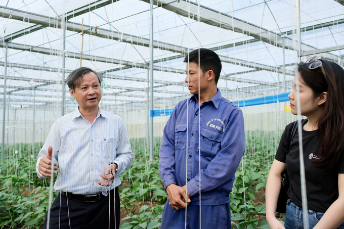 Nguyen Quoc Hung, Director of the Fruit and Vegetable Research Institute (left), has confidence in the ability of Son La farmers to access high-tech solutions. Photo: Quynh Chi.