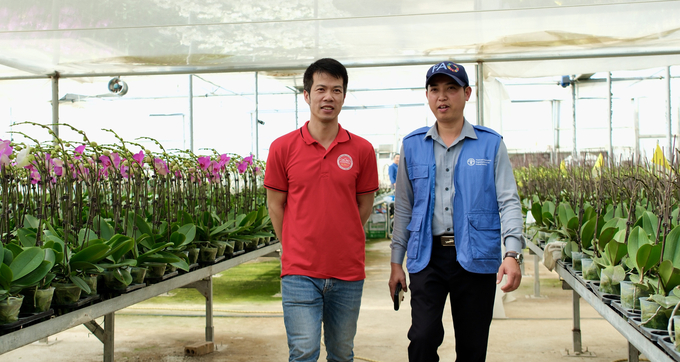 Mr. Nguyen Anh Dung (left), Deputy Director of the Son La Startup and Innovation Center, works closely with technical experts from FAO. Photo: Quynh Chi.