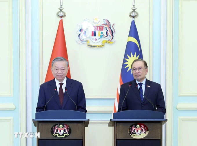 General Secretary To Lam with Malaysian Prime Minister Anwar Ibrahim at the press conference. Photo: VNA.