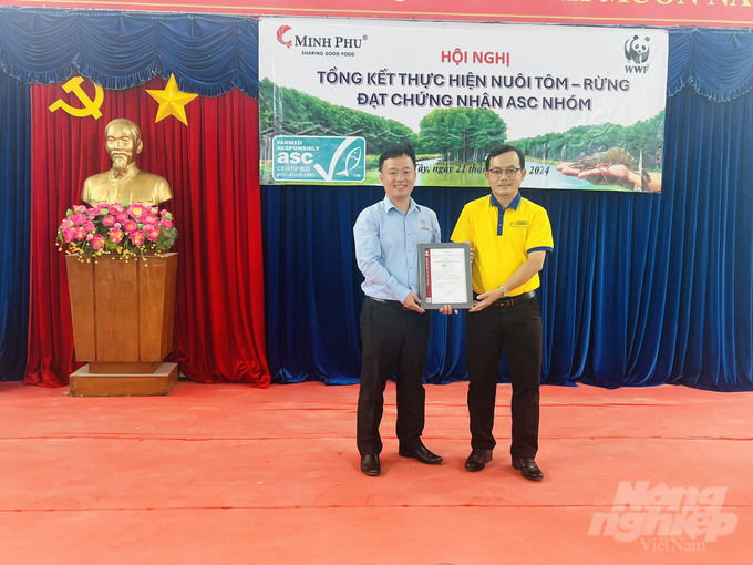 Mr. Tran Phuong Dai, Business Director of Bureau Veritas (on the left), presents the ASC certification to Minh Phu Company. Photo: Trong Linh.