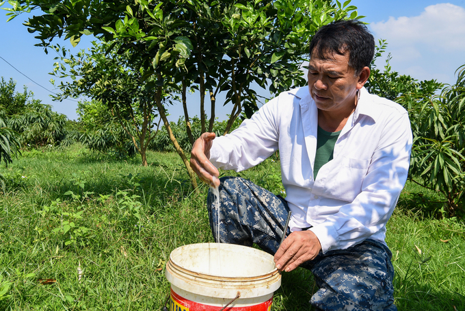 Chế phẩm tăng tính bám dính có thể dùng tay để sờ được. Ảnh: Dương Đình Tường.