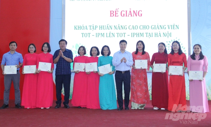 Lãnh đạo Cục BVTV và Sở NN-PTNT Hà Nội trao giấy chứng nhận hoàn thành khóa học cho các học viên. Ảnh: Trung Quân.