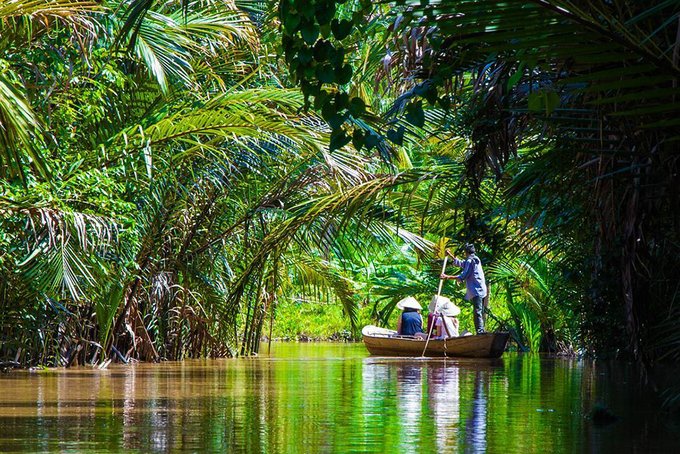 Ngồi ghe khám phá sông nước là điểm thú vị của các tour du lịch Đồng bằng sông Cửu Long. Ảnh: Ivivu