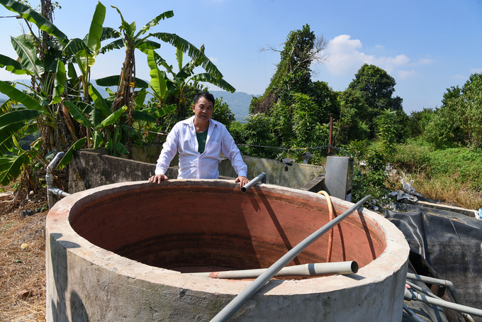 Ông Phạm Văn Cường bên chiếc bể hình tròn làm theo sáng kiến của mình, đằng sau là bể hình chữ nhật bỏ không. Ảnh: Dương Đình Tường.