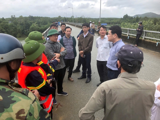 Lãnh đạo tỉnh Thừa Thiên - Huế có mặt tại hiện trường chỉ đạo công tác tìm kiếm các nạn nhân sáng 23/11. Ảnh: NM.