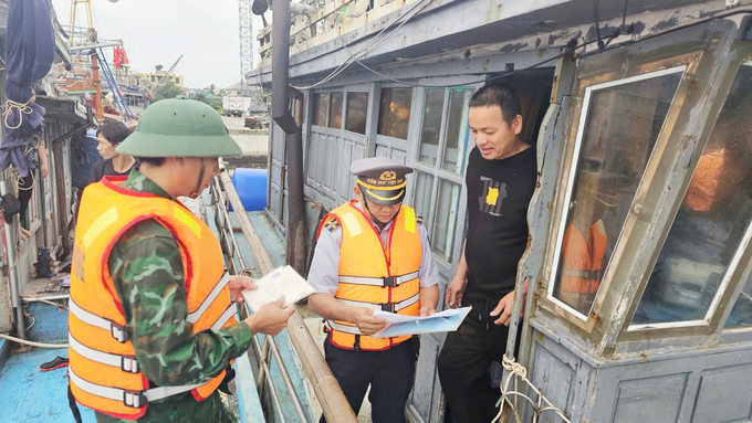 Lực lượng liên ngành gặp gỡ, động viên chủ tàu sớm hoàn thành thủ tục theo quy định. Ảnh: T. Đức.