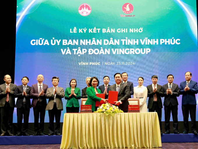 Lãnh đạo UBND tỉnh Vĩnh Phúc và lãnh đạo Tập đoàn Vingroup ký kết Bản ghi nhớ. Ảnh: vinhphuc.gov.vn.