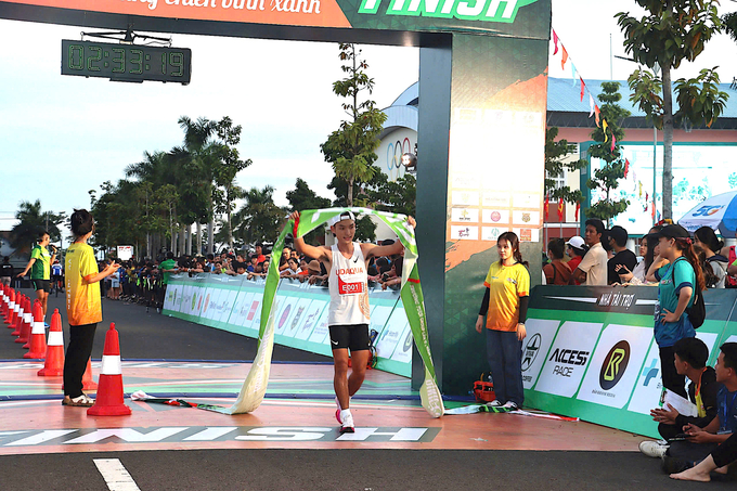 'Ông hoàng marathon' Hoàng Nguyên Thanh và vận động viên Hoàng Thị Ngọc Hoa cán đích đầu tiên ở cự ly 42 và 21km.