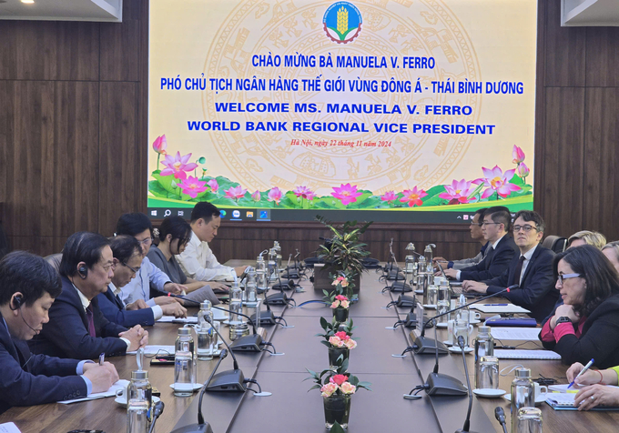 Minister of Agriculture and Rural Development Le Minh Hoan meets with Manuela V. Ferro, Regional Vice President of the World Bank. Photo: Linh Linh.