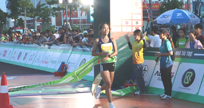 'Ông hoàng marathon' Hoàng Nguyên Thanh và vận động viên Hoàng Thị Ngọc Hoa cán đích đầu tiên ở cự ly 42 và 21km.