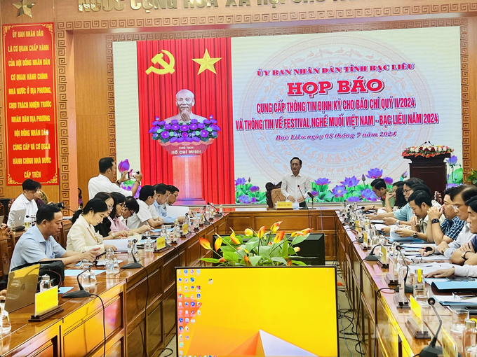 Chủ tịch UBND tỉnh Bạc Liêu Phạm Văn Thiều họp báo chuẩn bị Festival muối vào tháng 3/2025 do tỉnh Bạc Liêu phối hợp Bộ NN-PTNT tổ chức. Ảnh: Trọng Linh.