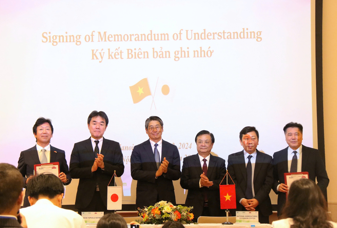 Minister Le Minh Hoan (third from right) and other delegates at the signing ceremony.  