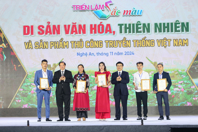 Nhiều chủ thể tiêu biểu được vinh danh tại triển lãm. Ảnh: Ngọc Linh.