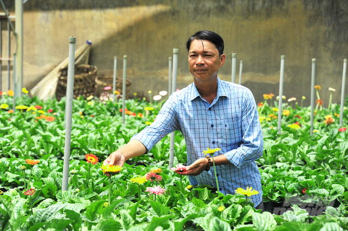 Ông Trần Thanh Khang, Chủ tịch Hội đồng quản trị kiêm giám đốc HTX Hoa kiểng Tân Quy Đông chia sẻ: Hướng đi của HTX hiện nay không chỉ là trồng hoa kiểng mà còn kết hợp chặt chẽ với phát triển du lịch sinh thái. Ảnh: Lê Hoàng Vũ.