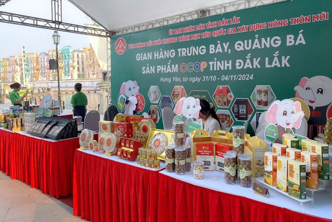 Gian hàng trưng bày sản phẩm OCOP tỉnh Đắk Lắk tại chương trình triển lãm các sản phẩm OCOP xuất khẩu – VIETNAM OCOPEX. Ảnh: TL.