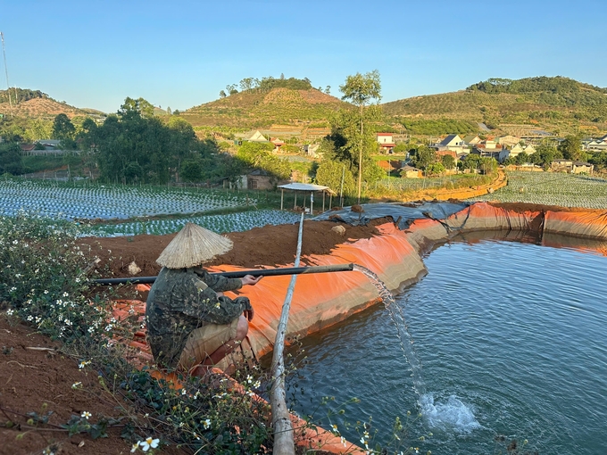 Vụ đông ở Mai Sơn (Sơn La) bà con luôn lo lắng về nguồn nước tưới nên phải khoan giếng hoặc dẫn nước từ hệ thống mương thủy lợi để trữ. Ảnh: Đức Bình