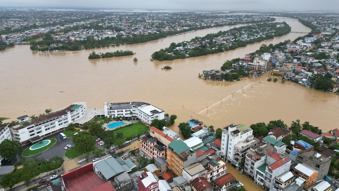 Mưa lớn gây ngập ở thành phố Huế. Ảnh: BĐT Đảng Cộng sản.