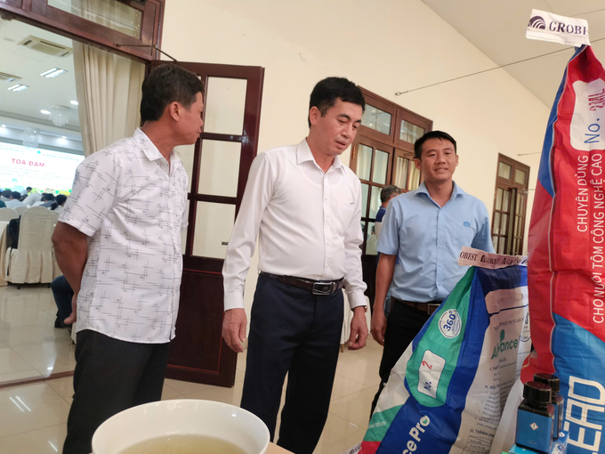 Mr. Hoang Van Hong (center), Deputy Director of the National Agricultural Extension Center, visited the shrimp feed products of Grobest Company. Photo: Minh Dam.