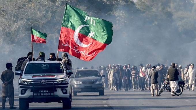 Những người ủng hộ đảng Pakistan Tehreek-e-Insaf (PTI) biểu tình yêu cầu trả tự do cho cựu Thủ tướng Imran Khan, tại Hasan Abdal, tỉnh Punjab, hôm 25/11. Ảnh: AFP.