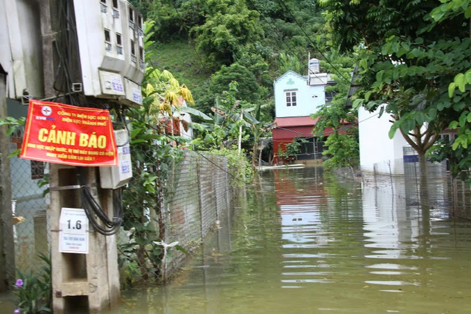 Hơn 2 tháng chìm trong biển nước, người dân bản Phiêng Nghè bất lực, không có thu nhập. Ảnh: Quốc Tuấn.