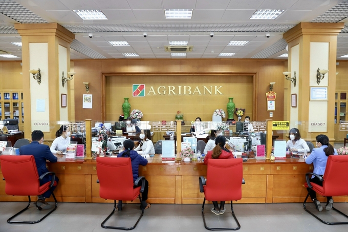 Khách hàng giao dịch tại Agribank. 