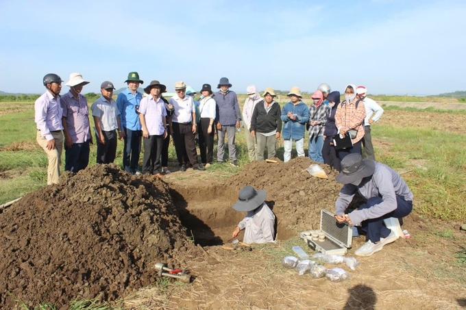 Các nhà khoa học trong một đợt kiểm tra chất lượng đất.