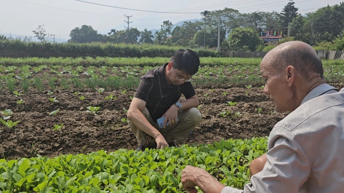 Cán bộ kỹ thuật ngành nông nghiệp địa phương hướng dẫn người dân xã Quang Kim chăm sóc cây vụ đông. Ảnh: Hải Đăng.