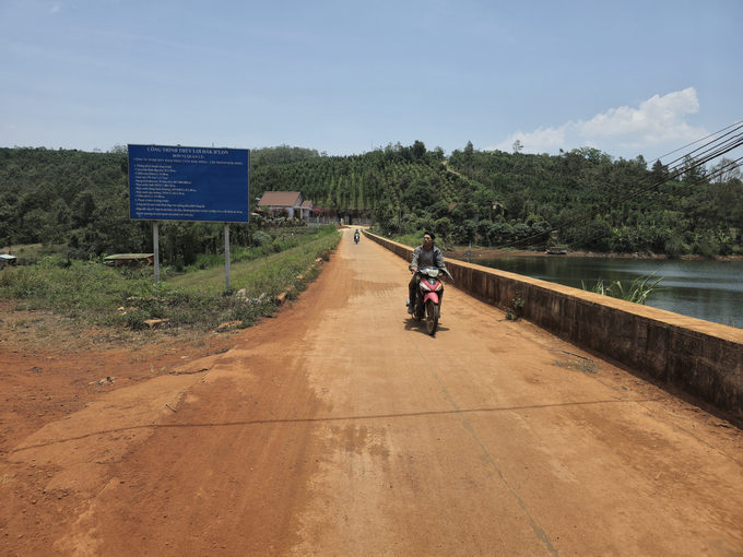 Trang trại của anh Lê Văn Quyền nằm bên bờ hồ thuỷ lợi Đắk R’lon, cảnh đẹp như một bức tranh, rất phù hợp cho phát triển du lịch. Ảnh: Hồng Thủy.