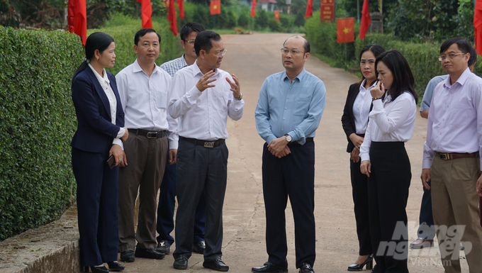 Đoàn công tác của Văn phòng điều phối Chương trình xây dựng nông thôn mới tỉnh Thanh Hóa đề nghị các địa phương tích cực phối hợp với các nhà thầu và cơ quan liên quan, tháo gỡ khó khăn, đẩy nhanh tiến độ thi công các công trình phục vụ xây dựng nông thôn mới. Ảnh: Quốc Toản.