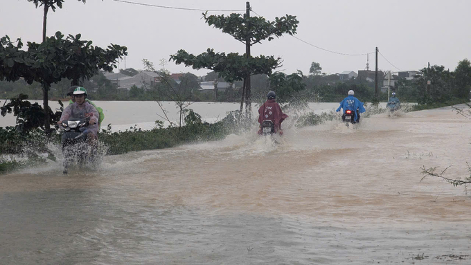 Nhiều tuyến đường tại phường Hương Vinh, thành phố Huế bị ngập. Ảnh: Công Điền.