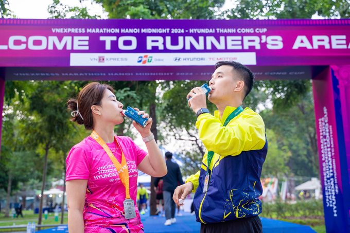 Runner trải nghiệm Sữa hạt cao đạm Vinamilk trong race-kit... Ảnh: Viên An.