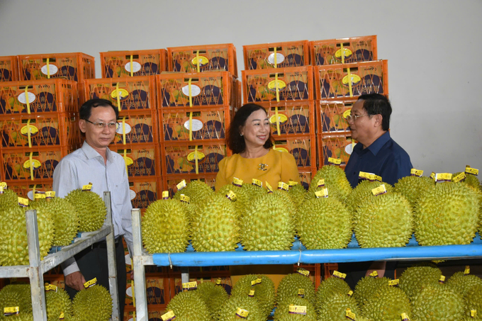 Ông Nguyễn Minh Cảnh (trái), Phó Chủ tịch UBND tỉnh và ông Đoàn Văn Đảnh (phải) - Giám đốc Sở NN-PTNT tham quan nhà máy chế biến trái cây của Công ty Xuất Nhập Khẩu Trái Cây Chánh Thu (tại xã Hòa Nghĩa, huyện Chợ Lách), doanh nghiệp vừa có sản phẩm sầu riêng được công nhận OCOP 5 sao. Ảnh: Minh Đảm.