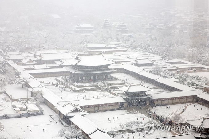 Tuyết rơi phủ trắng Cung điện Gyeongbok ở trung tâm thành phố Seoul ngày 27/11. Ảnh: Yonhap.