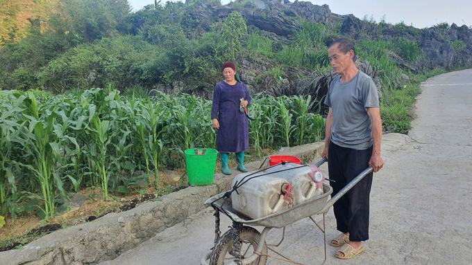 Người dân Mèo Vạc (Hà Giang) lấy nước sạch từ các bể chứa nước của bản làng về sinh hoạt. Ảnh: Kiên Trung.