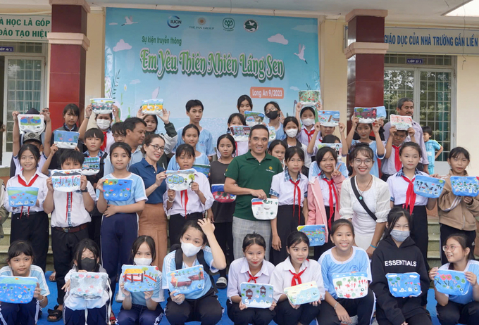 The painting competition on canvas with the theme 'I Love the Nature of Lang Sen Wetland'.