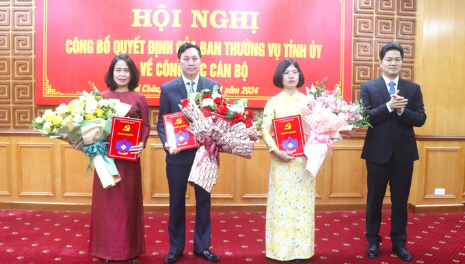 Ông Vũ Mạnh Hà, Ủy viên dự khuyết Ban Chấp hành Trung ương Đảng, Phó Bí thư Thường trực Tỉnh ủy Lai Châu (phải) trao quyết định cho các cán bộ được điều động, bổ nhiệm. Ảnh: T.Phương.