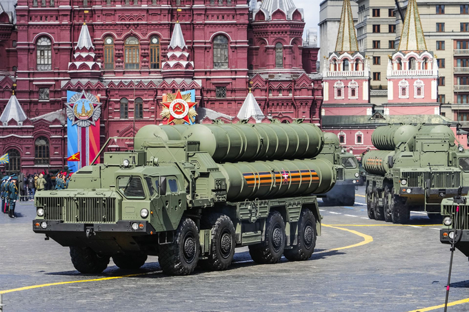 Các bệ phóng hệ thống tên lửa phòng không S-400 của Nga trong buổi tổng duyệt duyệt binh Ngày Chiến thắng tại Quảng trường Đỏ ở Moscow, Nga, hồi tháng 5/2024. Ảnh: AP.