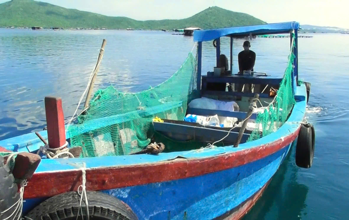 Tàu thu gom rác tại các bè nuôi trồng thủy sản ở xã Vạn Thạnh, huyện Vạn Ninh (Khánh Hòa). Ảnh: PC.