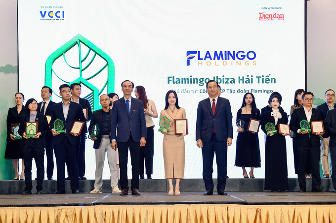 Đại diện Chủ đầu tư Flamingo Holdings tại lễ trao giải Dự án đáng sống 2024. Ảnh: TT.