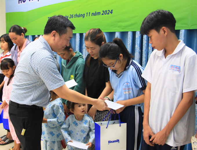 Ông Đỗ Thanh Tuấn, Giám đốc Đối ngoại Vinamilk, trao hỗ trợ và các món quà đến các bệnh nhi tại chương trình 'Cứu trẻ em bị bệnh tim bẩm sinh' năm 2025. Ảnh: Viên An.