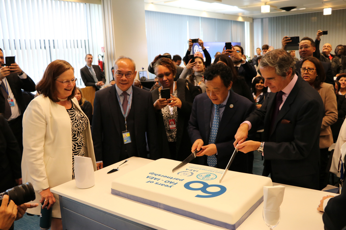 FAO Director-General QU Dongyu and IAEA Director General Rafael Mariano Grossi celebrate the 60th anniversary of the Joint FAO/IAEA Centre of Nuclear Techniques in Food and Agriculture by cutting a cake together at an event in Vienna.