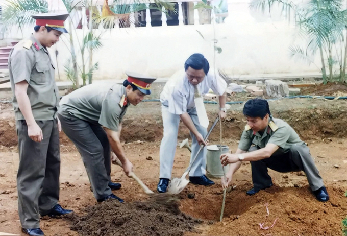 Nguyên Bí thư Tỉnh ủy Sơn La, ông Lê Bình Thanh (thứ hai từ phải sang) luôn rất quan tâm đến phát triển nông nghiệp. Ảnh: NVCC.