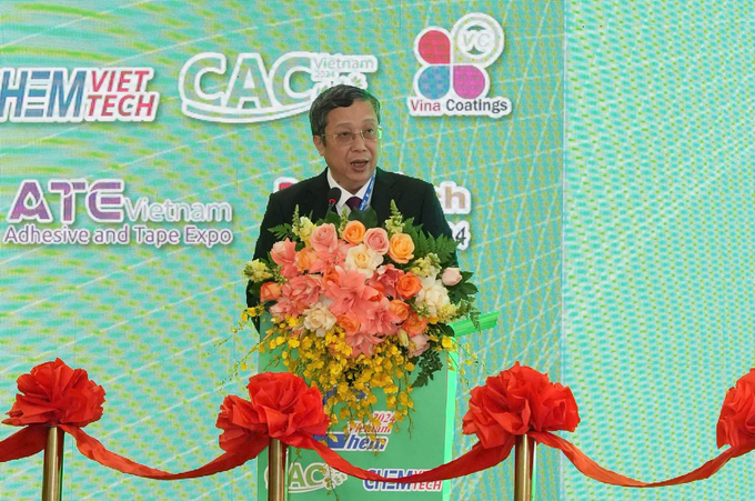 Deputy Minister Hoang Trung speaks at the exhibition opening ceremony.