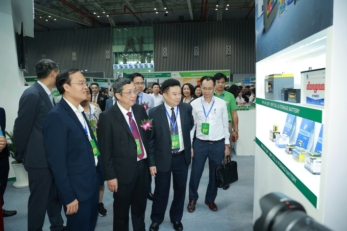 Leaders of agencies, departments and branches visited Vinachem booth.