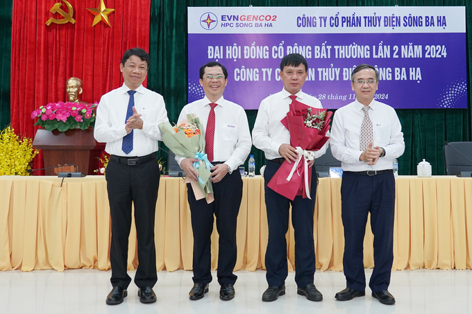 Ông Đinh Thế Phúc (bên phải) và ông Trần Lý, Thành viên HĐQT EVNGENCO2 (bên trái), tặng hoa chúc mừng ông Nguyễn Đức Phú và chia tay ông Nguyễn Văn Tặng về nghỉ hưu. Ảnh: HT.